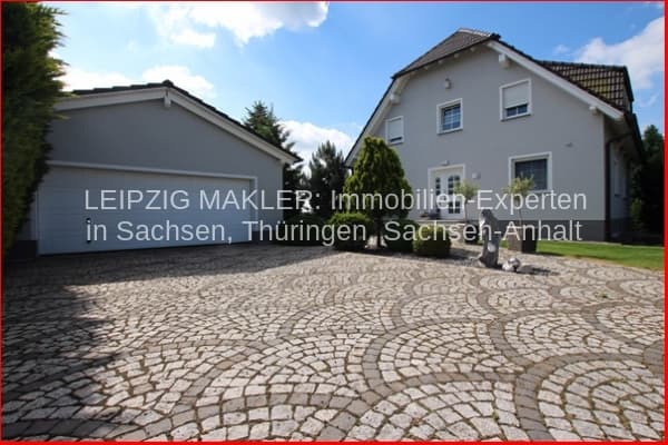 Zweistöckiges Wohnhaus mit Satteldach und Garage, Pflasterhofeinfahrt, Lerchenweg in Krostitz