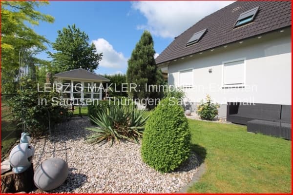 Einfamilienhaus mit weißer Fassade, Flachdachziegel mit Dachfenstern, Lerchenweg in Krostitz