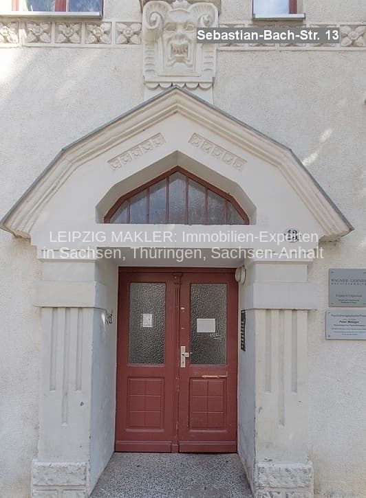 Hauseingang mit roter Doppeltür unter spitzbogiger Stuckrahmung, weiße Fassade, Sebastian-Bach-Str. in Chemnitz