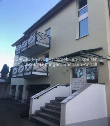 Dreigeschossiges Wohnhaus mit Putzfassade, zweigeschossigem Balkon mit Metallgeländer, Cleudner Straße in Leipzig