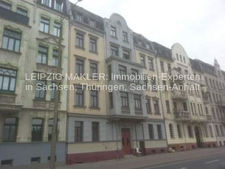 Gründerzeitgebäude mit fünf Geschossen, Mansarddächer, Stuckfassade, Fensterreihen, Paracelsusstraße in Halle (Saale)
