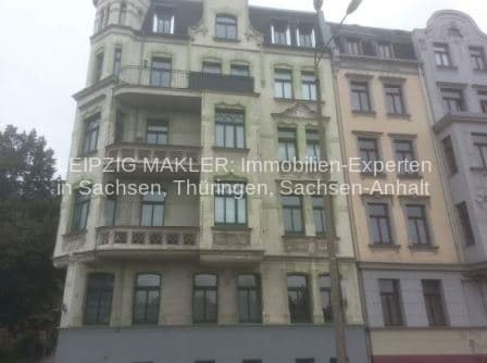 Fünfgeschossiges Gründerzeitgebäude mit Mansarddach, Erker und Balkonen, Paracelsusstraße in Halle (Saale)
