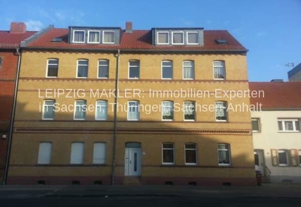 Vierstöckiges Gründerzeithaus mit gelber Fassade, rotes Satteldach, Mansardenfenster, Dessauer Straße in Bitterfeld