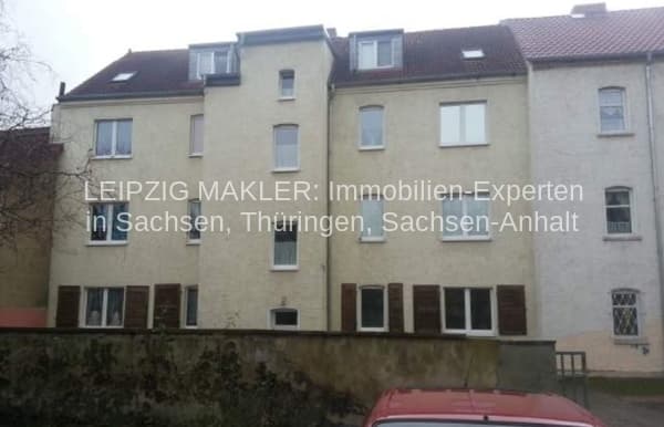 Vier- bis fünfgeschossiges Wohnhaus mit Mansardendach, Dessauer Straße in Bitterfeld