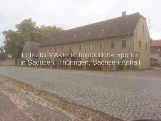 Zweistöckiges Wohnhaus mit Satteldach und verputzter Fassade, Berliner Straße in Landsberg OT Hohenthurm