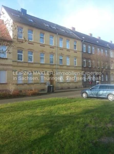 Dreigeschossiges Wohnhaus mit gelber und roter Klinkerfassade, regelmäßigen Fensterreihen, Feldstraße in Bitterfeld