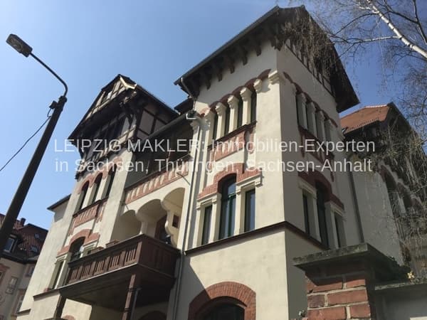 Mehrgeschossiges Wohnhaus mit Satteldach, Fachwerk-Elementen und roten Backsteinelementen, Uhlandstraße in Leipzig