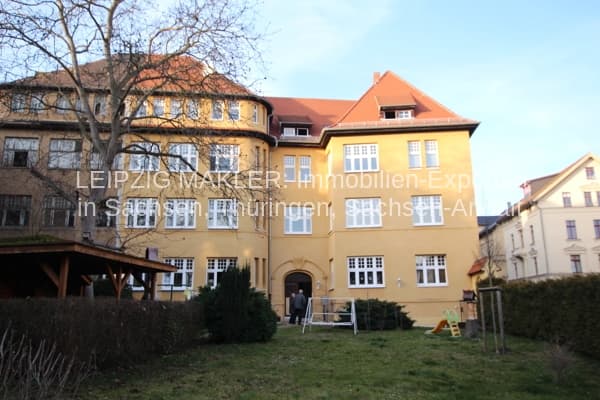 Mehrgeschossiges Wohnhaus mit gelber Fassade, Humboldtstraße in Altenburg