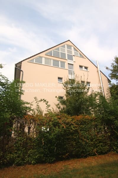 Dreigeschossiges Wohnhaus mit Satteldach, beige Fassade, großes Dachfenster, Heckenumfriedung, Gartenstraße in Eschweiler