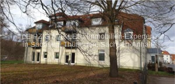 Zweigeschossiges Backsteinhaus mit Satteldach und verputzter Fassade, teilweise mit Fensterbrüchen, Talstraße in Fraureuth