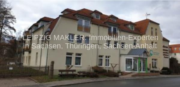 Mehrfamilienhaus mit Satteldach und Mansardendachgauben, verputzte Fassade in Creme und Rot, Talstraße in Fraureuth