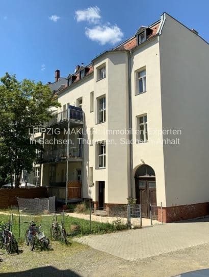 Vierstöckiges Wohngebäude mit Mansarddach, verputzte helle Fassade, Klinkersockel, Platnerstraße in Leipzig-Gohlis-Süd