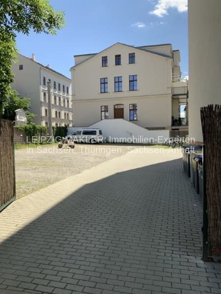 Gepflasterter Hof mit dreigeschossigem Wohngebäude, Krüpdach, Arkadengeschoss, Platnerstraße in Leipzig