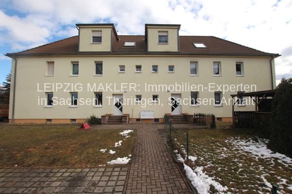 Zweigeschossiges Wohnhaus mit Mansarddächern, heller Putzfassade, braunem Ziegeldach, Steigerweg in Deutzen