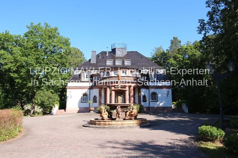 Historische Villa mit Mansarddach und Gauben, Säulenportikus, umgeben von alten Bäumen, Waldweg in Beucha