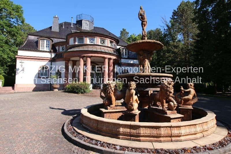 Villenartiges Wohnhaus mit Mansarddach und rundem Turm, davor Brunnen mit Puttenplastiken, Waldweg in Beucha