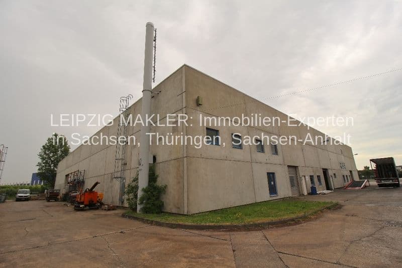 Zweigeschossiges Industriegebäude mit Betonflächenfassade, flachem Dach und Antennenmast, Gebrüder-Helfmann-Straße in Brandis