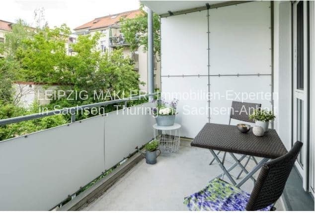 Balkon mit Sichtschutzwand, Klapptisch, Rattanstuhl und Grünflächenblick, Großmannstraße in Leipzig-Altlindenau
