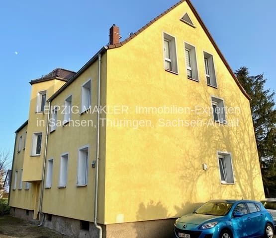 Zweistöckiges Haus mit gelber Fassade, Satteldach und rötlichem Schornstein, Dewitzer Straße in Leipzig-Taucha