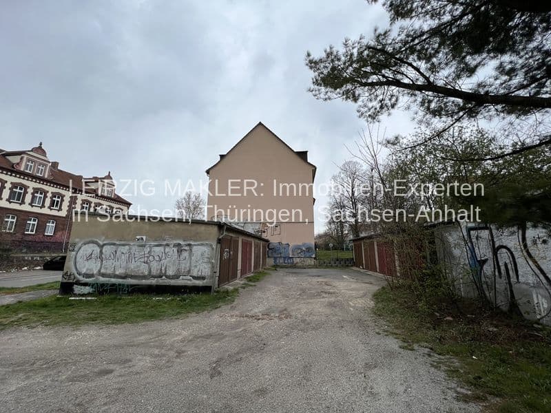Gelbliches Wohnhaus mit Satteldach und Ziegeln, Zufahrtsweg mit Kopfsteinpflaster, Nebengebäude, Mockau in Leipzig