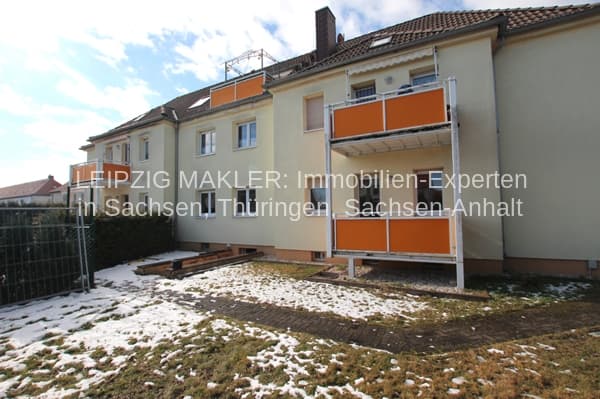 Zweistöckiges Wohnhaus mit Satteldach, Putzfassade in Creme und Orange, moderne Balkone mit Geländern, Steigerweg in Deutzen