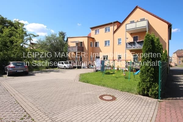 Dreigeschossiges Wohnhaus mit Satteldach und Balkonen, Ochelmitzer Straße in Jesewitz