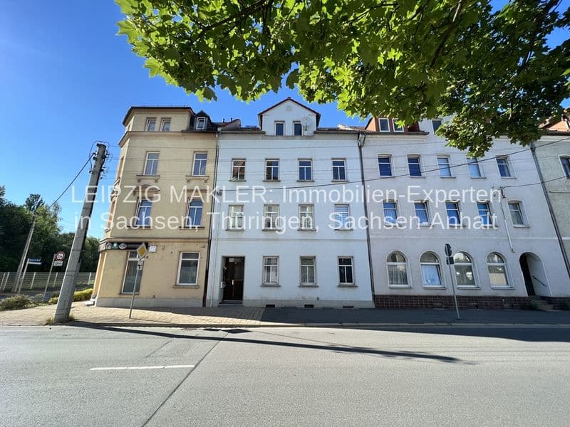 Mehrteiliges Wohnhaus mit drei bis vier Geschossen, links beige, rechts weiße Fassade, Bahnhofstraße in Glauchau
