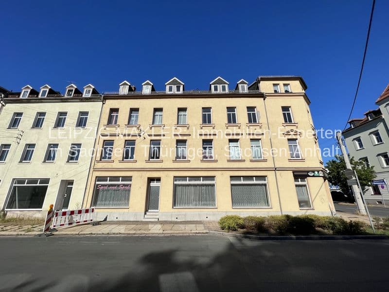 Fünfgeschossiges Gründerzeithaus mit Mansarddächern und Gauben, gelbe Fassade, Bahnhofstraße in Glauchau
