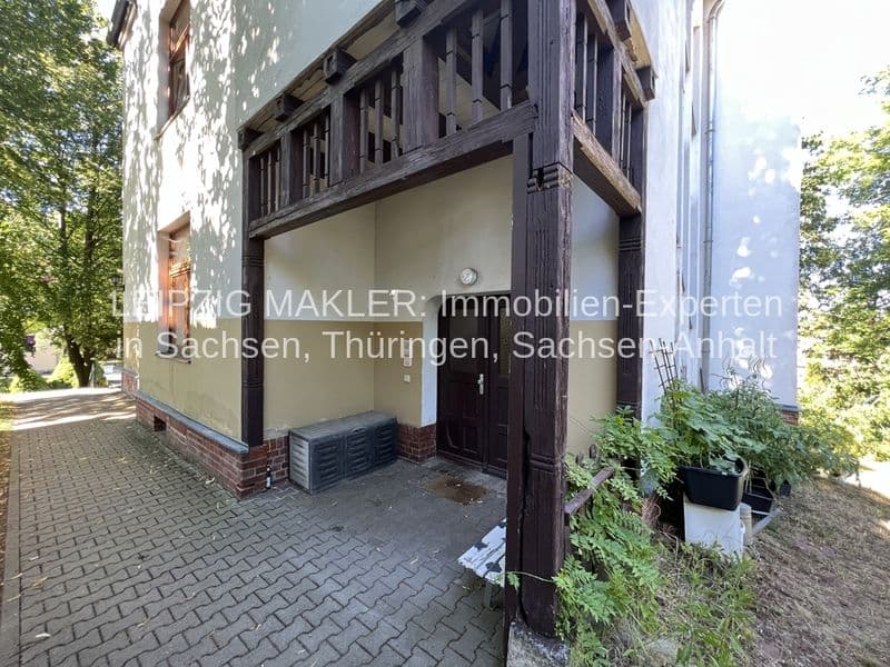 Fachwerkhaus mit dunkelbrauner Konstruktion und hellgelber Ausfachung, Ziegelsockel, Waldstraße in Crimmitschau