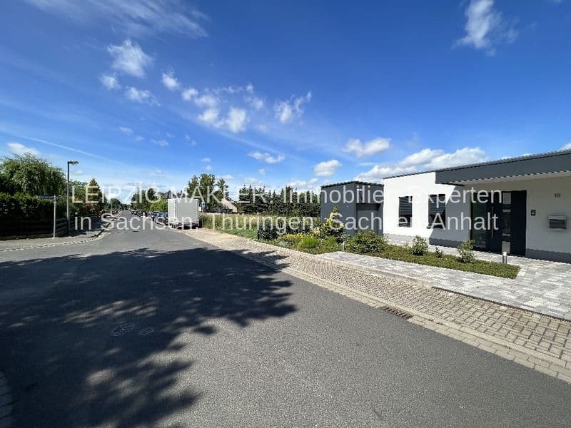 Modernes Bürogebäude mit weißer Fassade und flachem Dach, Hahnstückenweg in Bitterfeld-Wolfen