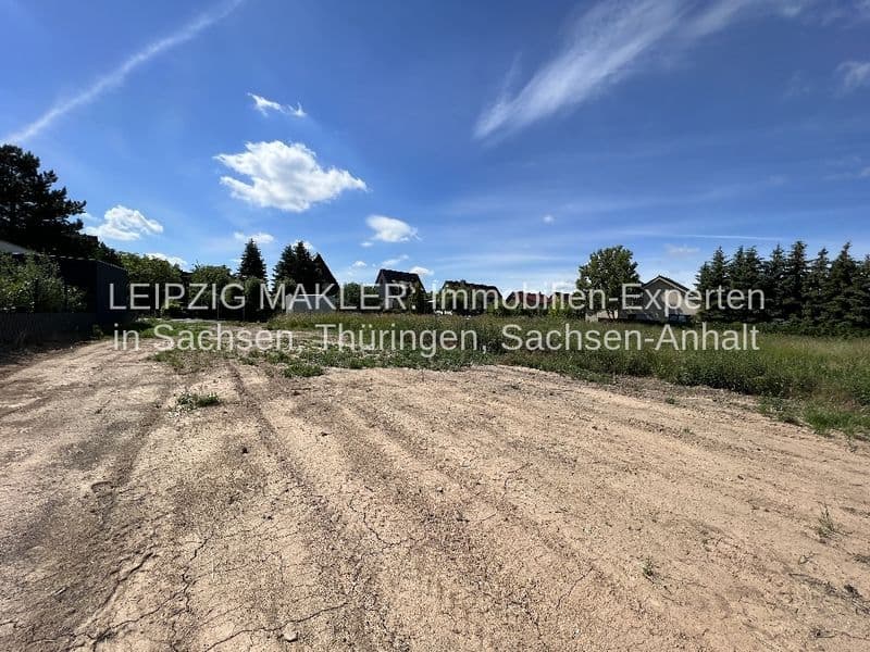 Unbebautes Grundstück mit Kiesbelag, umgeben von Wald und Wiese, Hahnstückenweg in Bitterfeld-Wolfen