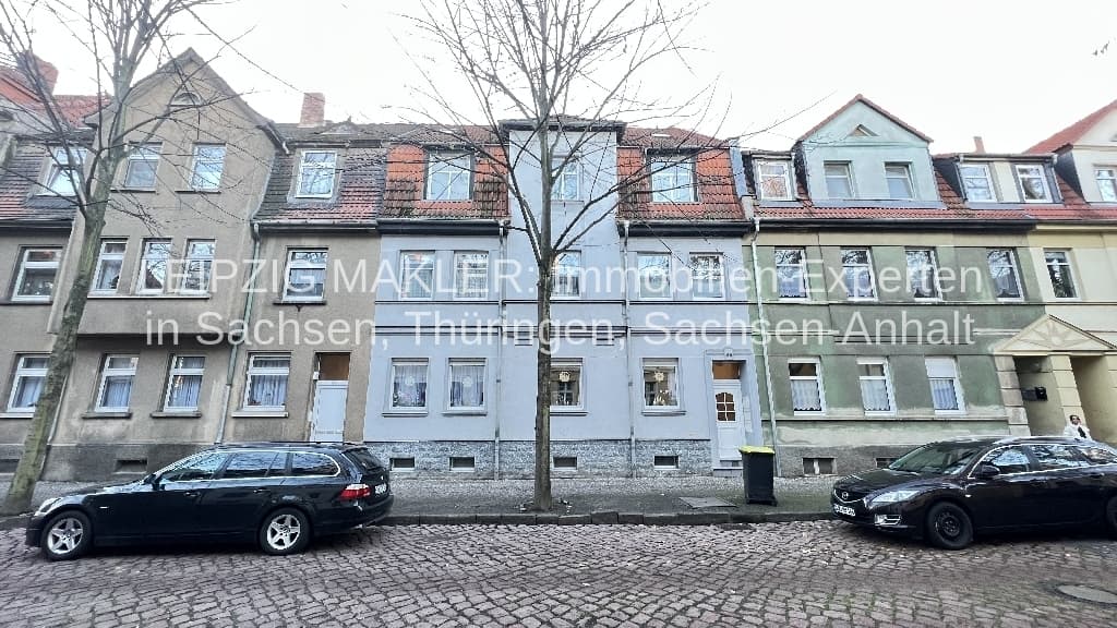 Mehrgeschossige Wohnhäuser mit Mansardendächern, verputzte und Backsteinfassaden, Richard-Wagner-Straße in Bernburg
