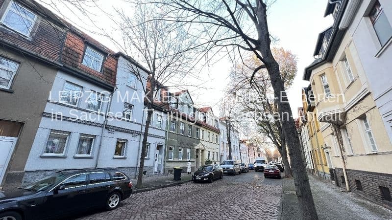 Historische Wohnstraße mit vier- bis fünfgeschossigen Gründerzeitgebäuden, Ziegeldächer, Richard-Wagner-Straße in Bernburg