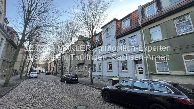 Kopfsteinpflaster-Straße mit mehrstöckigen Wohnhäusern, Ziegeldächer, Richard-Wagner-Straße in Bernburg
