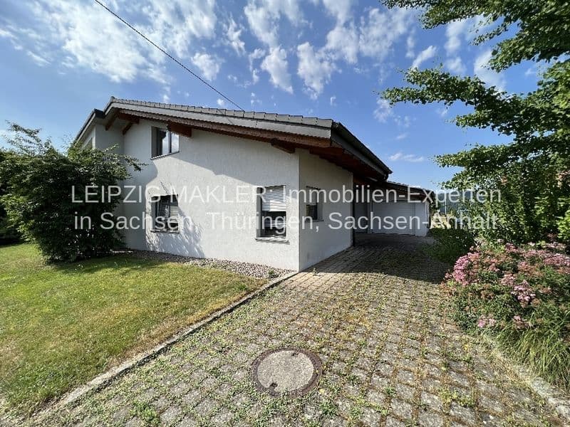 Einfamilienhaus mit weißer Putzfassade, Satteldach und dunklem Überstand, Stadenhauser Straße in Laufenburg-Luttingen