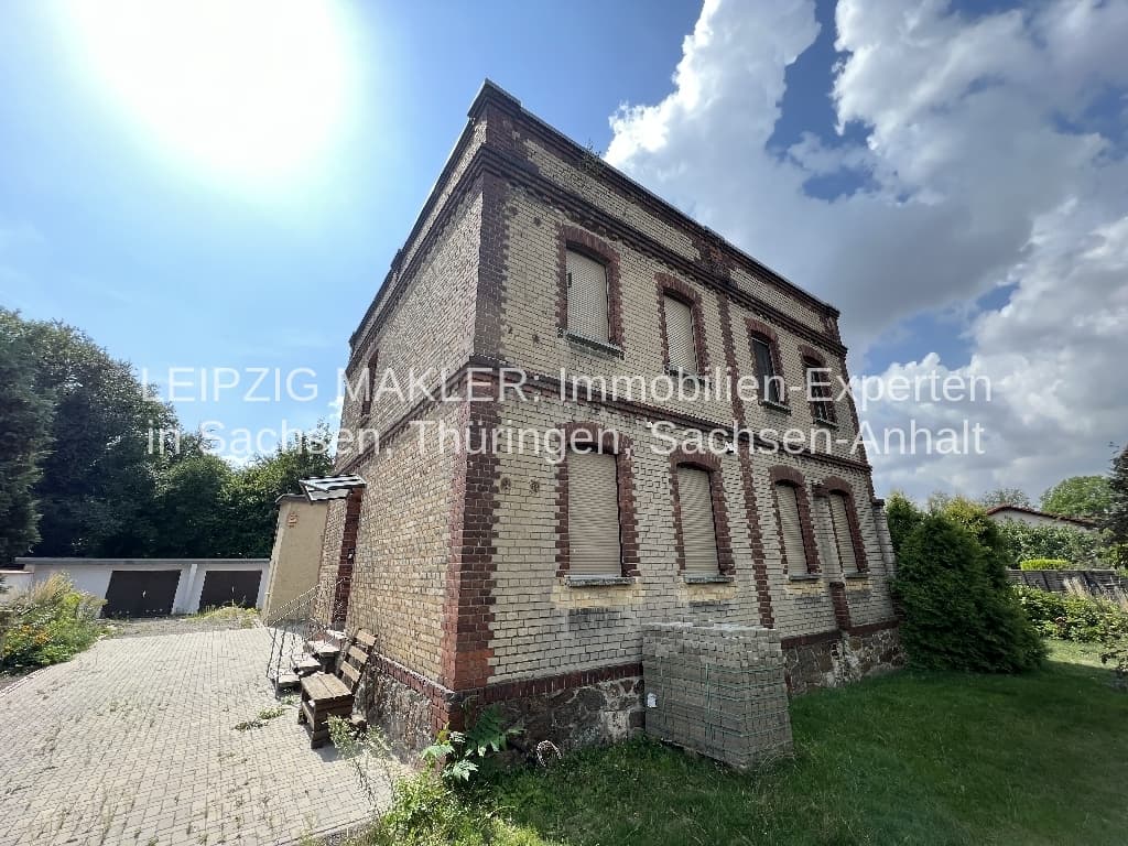 Zweigeschossiges Backsteinhaus mit Satteldach und verschlossenen Fensterläden, Bahnhofstraße in Brehna