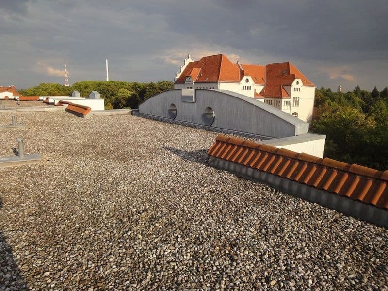Flachdach mit Kieselsteinen, moderne grau verkleidete Aufbauten, Huttenstraße in Halle