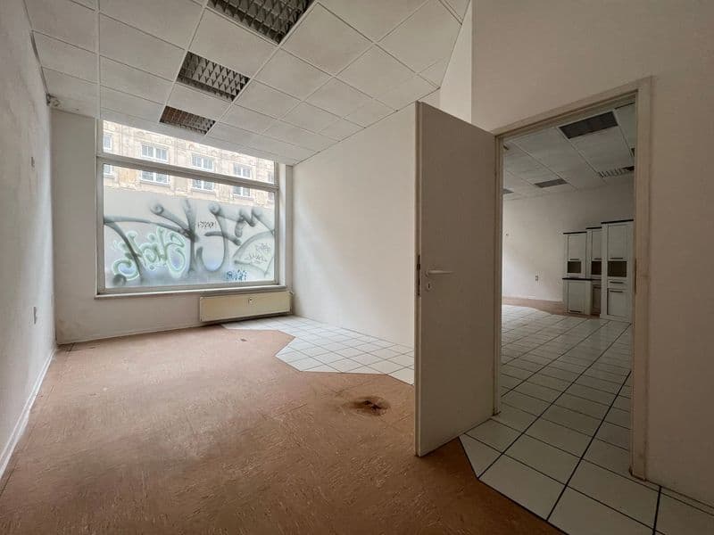 Leerer Gewerbeinnenraum mit Fenster zur Straße, Raumteiler, Kassettendecke, Arthur-Hoffmann-Straße in Leipzig-Zentrum-Süd