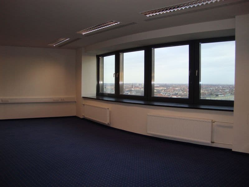 Großzügiger Büroraum mit breiter Fensterfront, dunklem Teppichboden und Heizkörpern, Augustusplatz in Leipzig-Zentrum