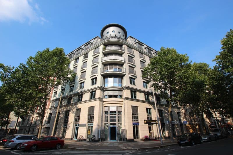Gründerzeitgebäude mit Eckturm und Uhr, fünf Geschosse, Sandsteinfassade, rundum Balkone, Beethovenstraße in Leipzig