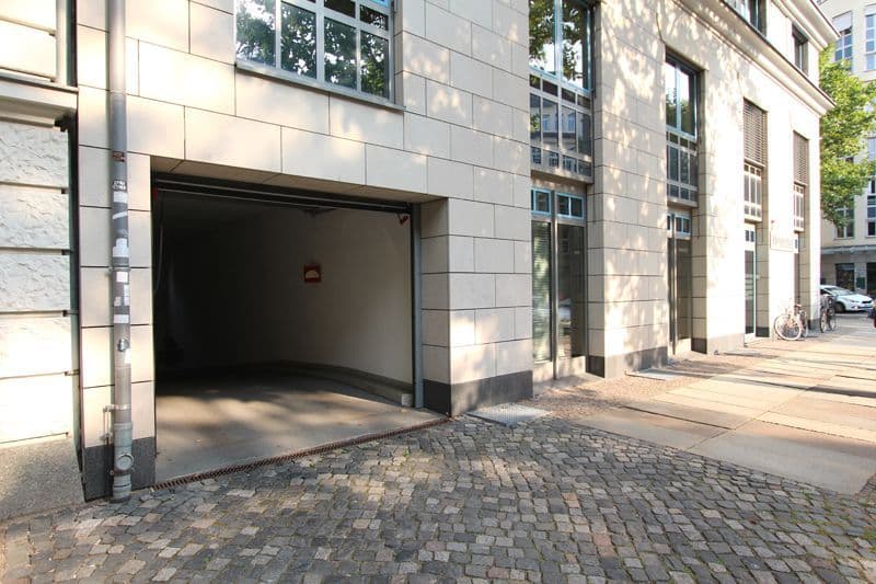 Tiefgarage mit automatischem Tor unter Fassade mit hellen Klinkersteinen, Pflasterboden, Beethovenstraße in Leipzig