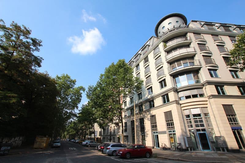 Fünfgeschossiges Eckgebäude mit Turm, Sandsteinfassade, Erker und Mansardendach, Beethovenstraße in Leipzig