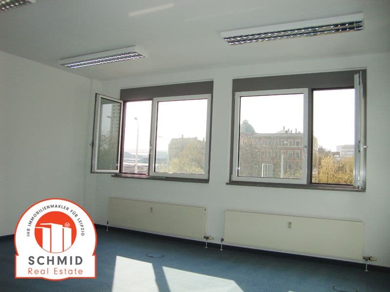 Leerer Büroraum mit zwei großen Fenstergruppen, Deckenleuchten, blauem Bodenbelag und Heizkörpern, Berliner Straße in Leipzig