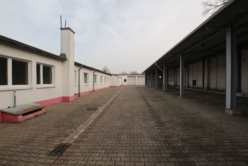 Eingeschossiger Gewerbebau mit Flachdach und Klinker-Fassade, Bitterfelder Straße in Leipzig-Eutritzsch