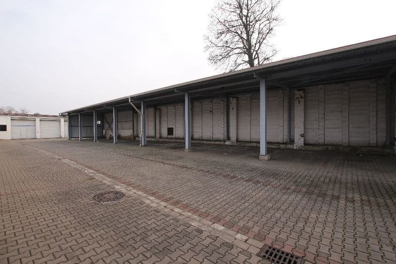 Flachbau mit Wellblechfassade und Stützpfeiler, Pflasterfläche davor, Bitterfelder Straße in Leipzig