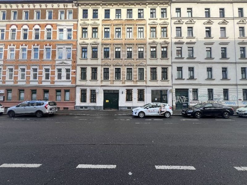 Gründerzeithaus mit Erdgeschossladenlokal und vier Obergeschossen, Stuckverzierungen, Brandstraße in Leipzig-Connewitz