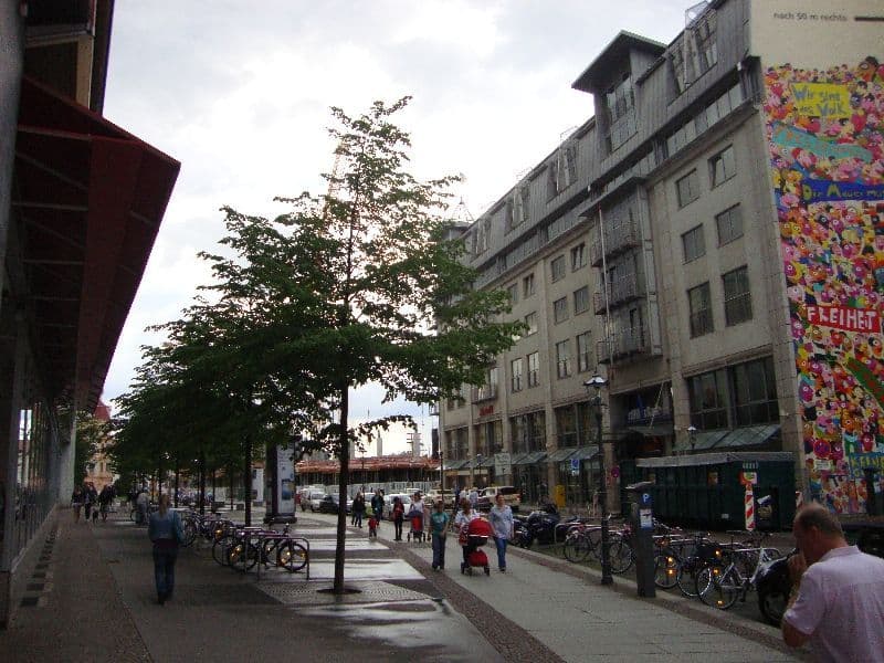 Mehrgeschossiges Wohngebäude mit Fassade aus Betonfertigteilen und Balkonen, Brühl in Leipzig