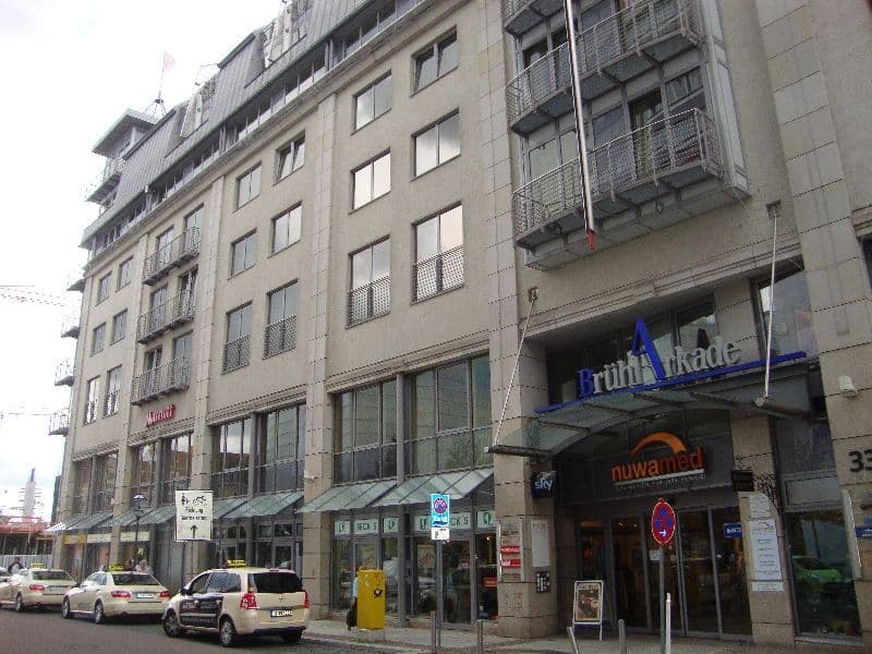 Fünfgeschossiges Gründerzeitgebäude mit Natursteinfassade, Geschäftslokalen im Erdgeschoss, Brühl in Leipzig