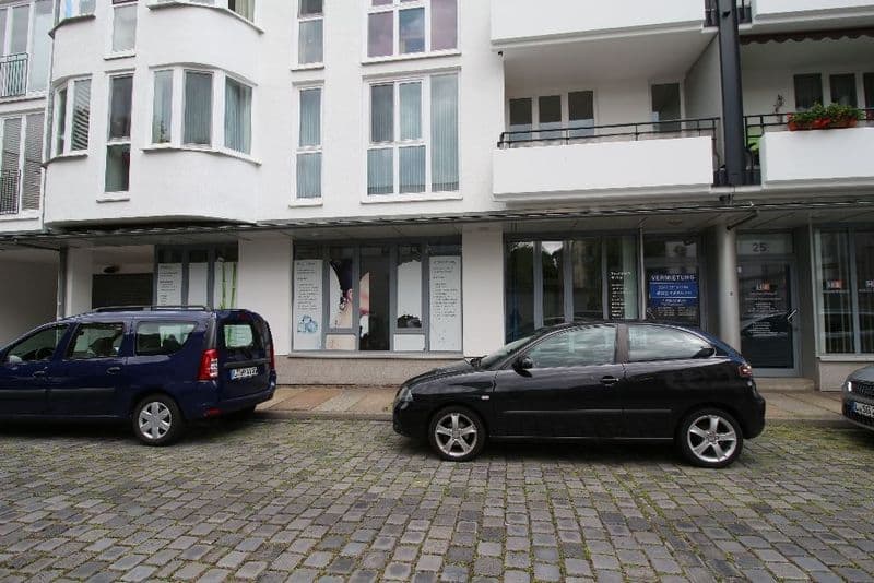 Dreistöckiges Wohngebäude mit weißer Fassade, Erdgeschoss mit Einzelhandelsflächen, Chopinstraße in Leipzig Zentrum-Ost