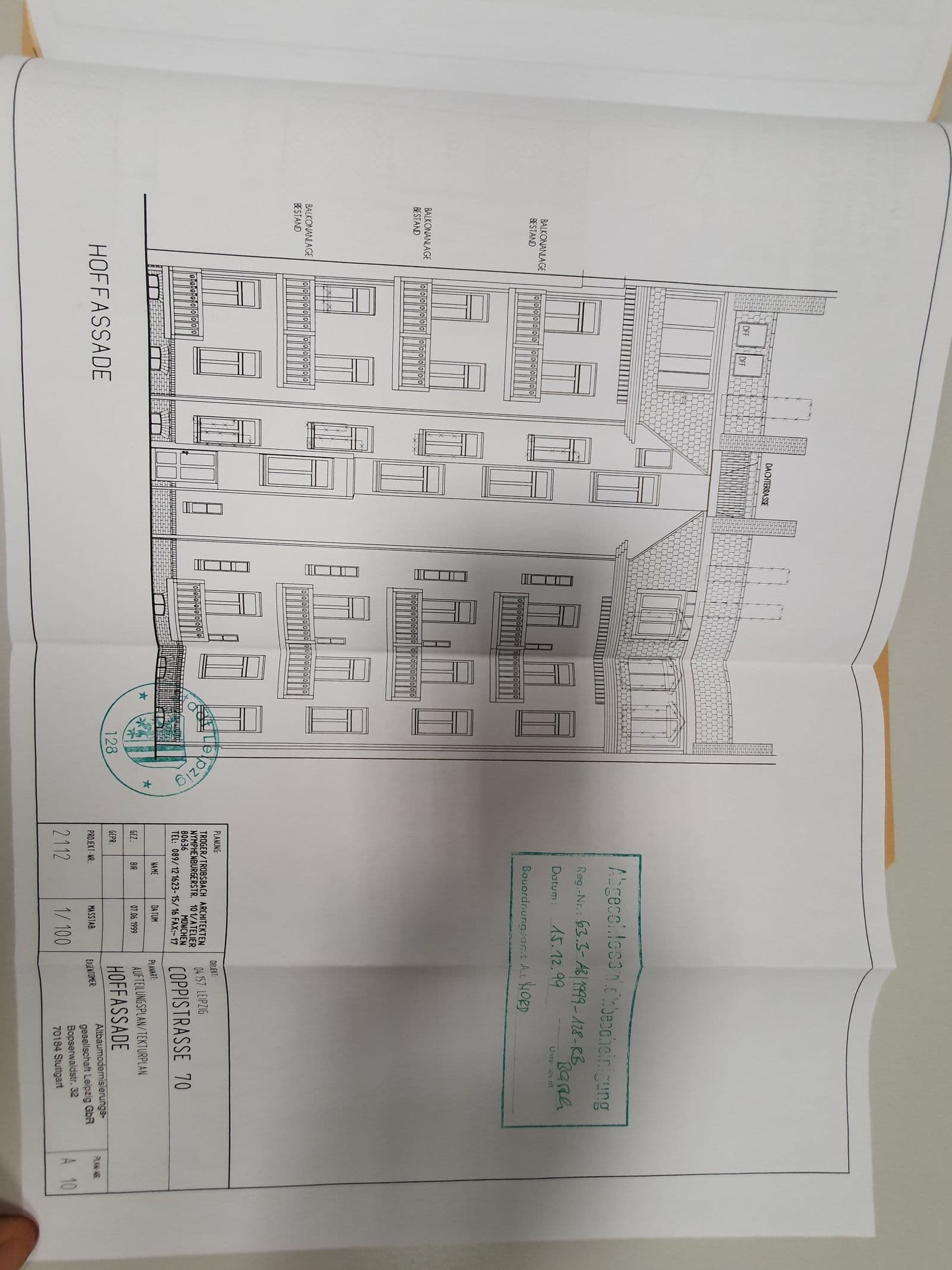Lageplan einer mehrgeschossigen Wohnanlage mit Hofanbindung, mehrere Gebäudeteile mit Fensterraster dargestellt